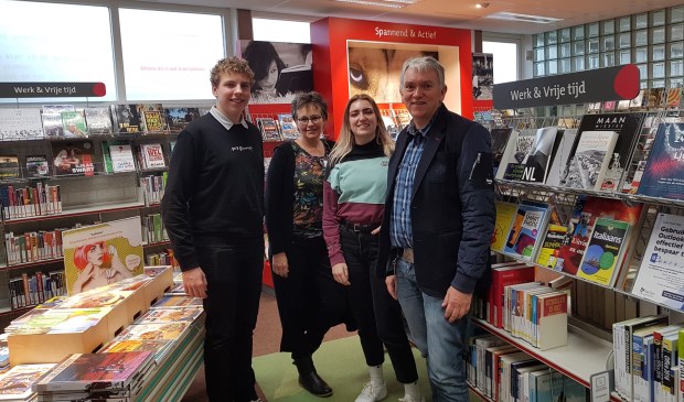 vlnr: Bram Huisers (student HU Journalistiek), Petra Boessenkool (wnd. Teamleider Bibliotheek), Mirjam Michielsen (student HU Journalistiek), Roel Zuidhof (directeur Bibliotheek)