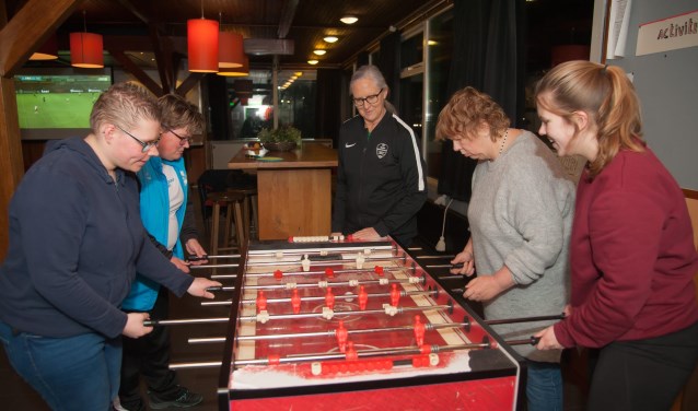 Vanwege het slechte weer maar even naar binnen uitgeweken. Tenslotte kan ook in de kantine van SEC het voetbalspel worden beoefend.