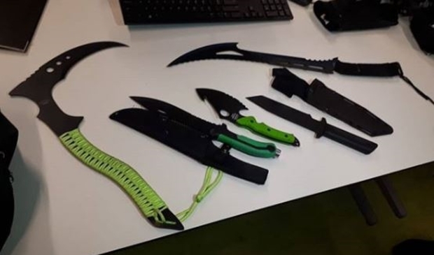 <p>Sommige jongeren lopen met grote wapens op zak. De politie neemt deze met regelmaat in beslag.</p>