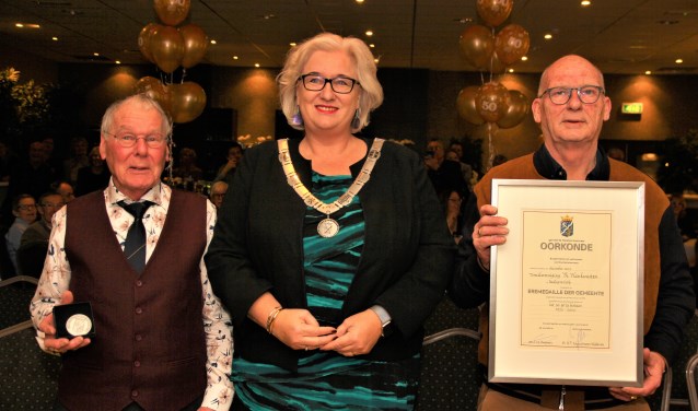 Burgemeester Schuurmans met naast zich Piet Commandeur (l) en Ben Ketel.