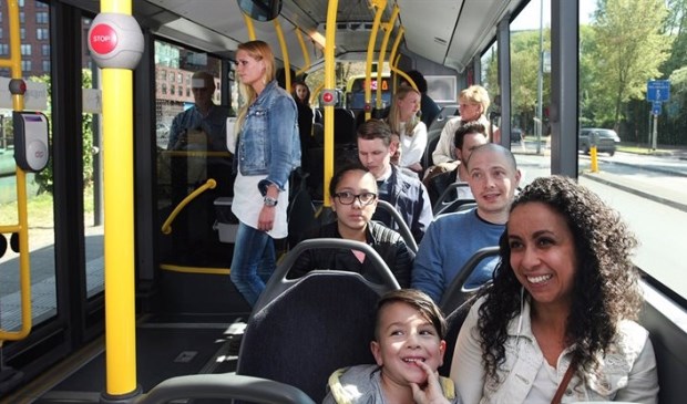 Reizigers in de bus