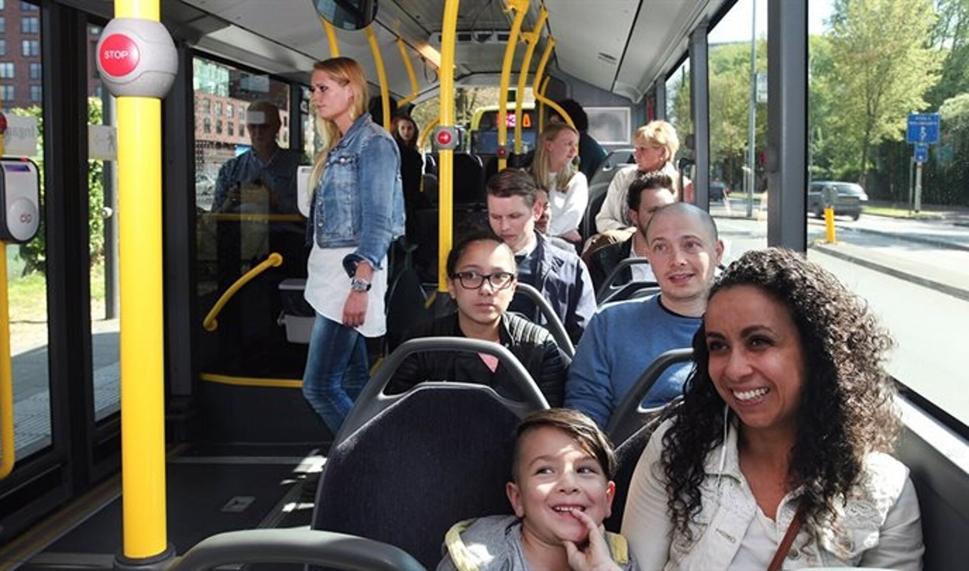 Reizigers in de bus
