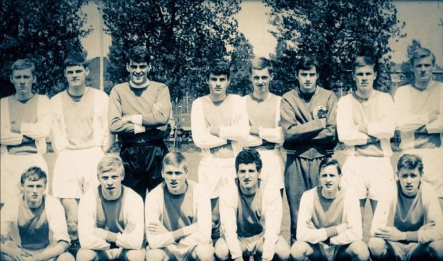 Ajax A1 1965, Gerrie Splinter onderste rij links. Onder, tweede van rechts is Johan Cruijff