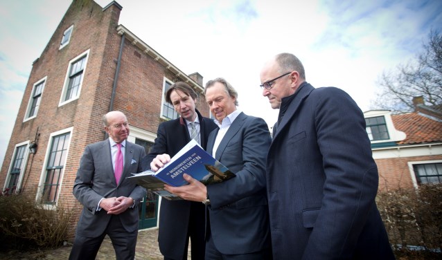Wethouder Herbert Raat (2e van links) bood Henk Brouwer (CEO Breevast) in maart 2018 het boek Monumenten van Amstelveen ter inspiratie aan in het bijzijn van toenmalig burgemeester Bas Eenhoorn (l) en toenmalig wethouder Peter Bot (r).