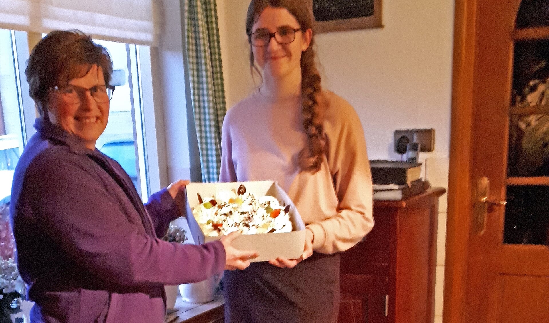 De winnaar van de HdS puzzel ontvangt heerlijke taart