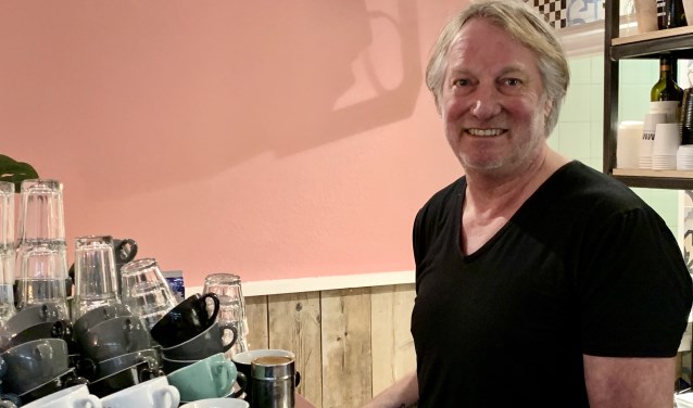 René Ederzeel, muzikant, kok, horecaondernemer, koerier, windsurfer en levensgenieter.