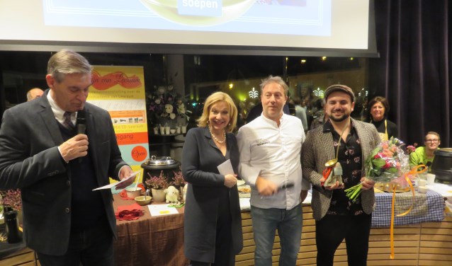 V.l.n.r. Burgemeester Frits Naafs, Jannie van der Heijden, André van Alten en winnaar Shoja Hamidi