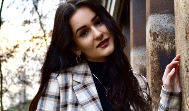 <p>In haar nieuwe nummer zingt Jasmin-Ann over persoonlijke ervaringen, waarmee ze anderen hoopt te inspireren.</p>