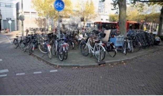 Fietsen nabij het busstation in het Stadshart.