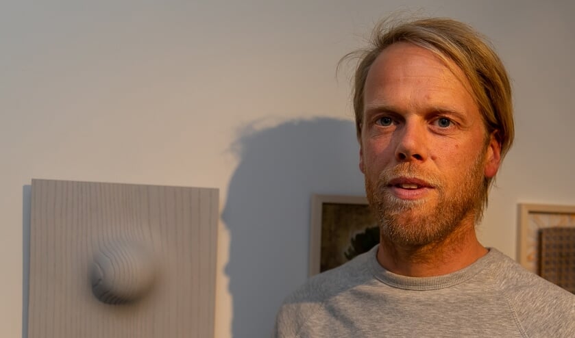 Ruben van der Scheer naast zijn kunstwerk ‘Tegendeel’ als onderdeel van expositie '25 x 25 x 25' in het Mondriaanhuis.