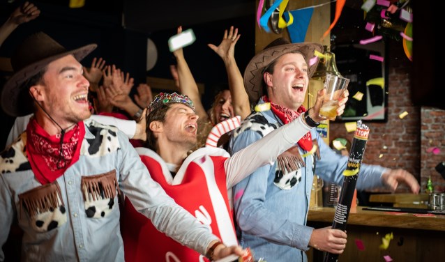 Thierry Boon (l) en Niels Wanner (r) bij de opname van de videoclip bij 'Colaboy'.