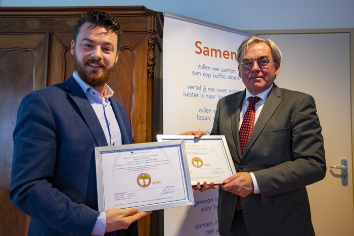 Wethouder Robbert Berkhout reikt de duurzaamheidscertificaten uit aan Klaas Stoter, voorzitter Raad van Bestuur Kennemerhart