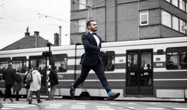 Met 'Vers van de Pers' heeft Farbod Moghaddam ('Marokkaan Geeft Bijles') zijn eerste avondvullende programma.