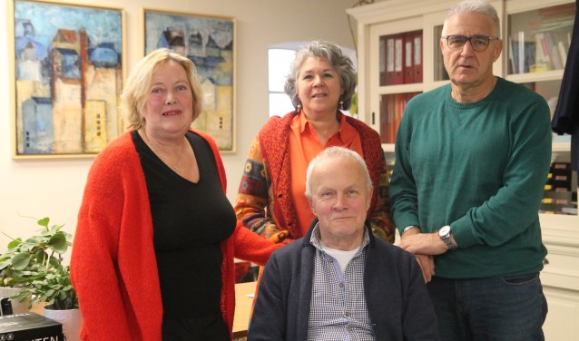 v.l.n.r. Riet Smal, Ellen Adank, zittend Gerard Hilderink en Peter van Schaik