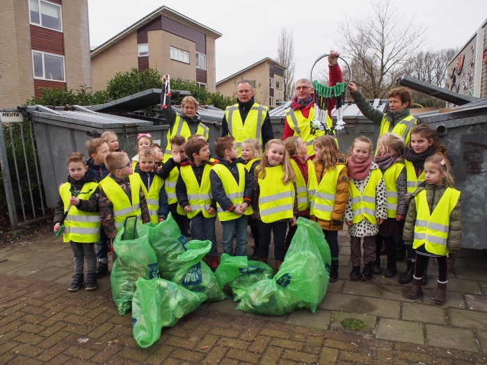 Basisgroep 1 en 2 samen op pad met Zwerfafvalbrigade Nijkerk