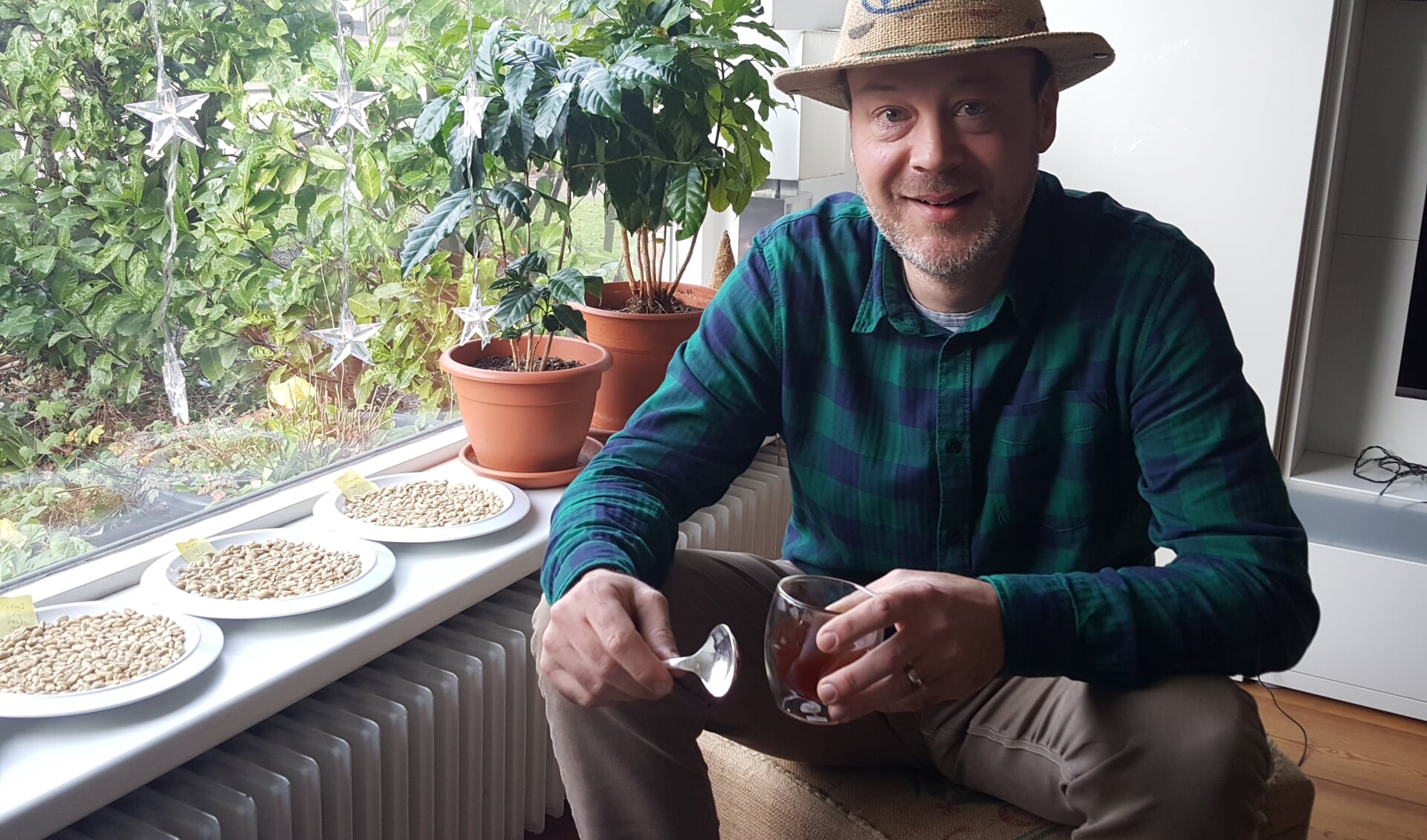 Norman Mazel heeft koffieplanten en koffiebonen in de vensterbank. ,,Koffiekeuren gebeurt op een objectieve manier.