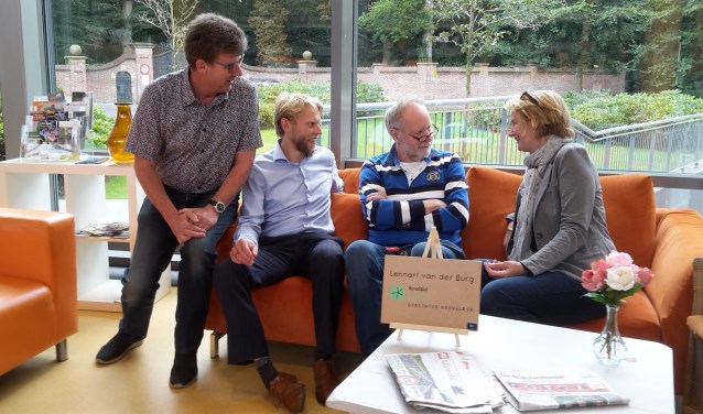 Jaap Holwerda (tweede van rechts) in gesprek met enkele lokale politici.