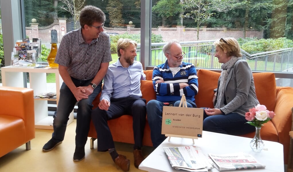 Jaap Holwerda (tweede van rechts) in gesprek met enkele lokale politici.