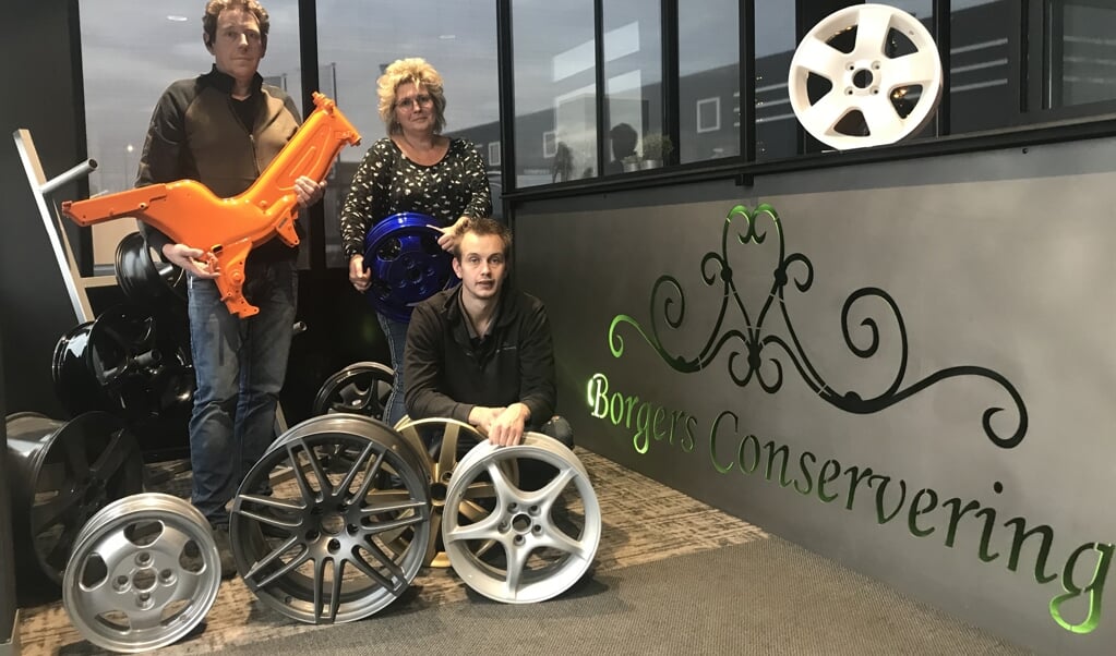 Evert en Enny Borgers en schoonzoon Danny laten verschillende toepassingen door Borgers Conservering zien.