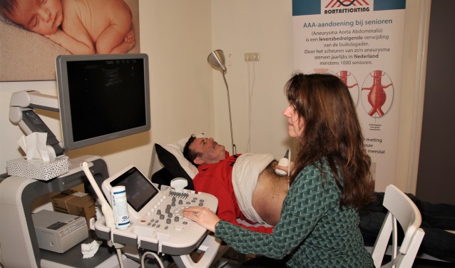 Edith Adriaansen maakt een echografie van de aorta.