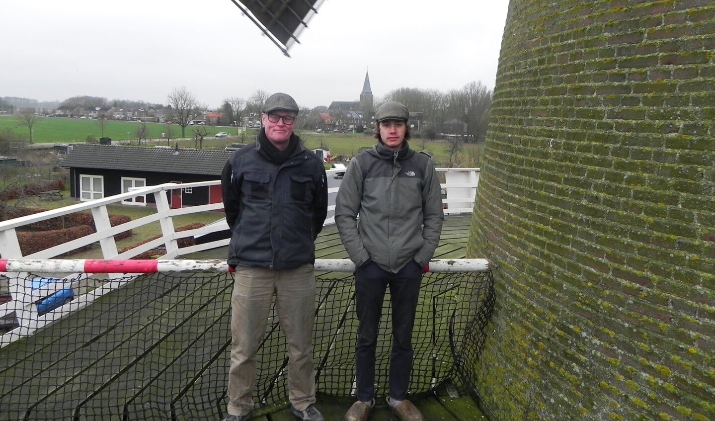 Molenaar Michel Strik en leerling molenaar Maarten Tiemens laten de wieken lekker draaien.