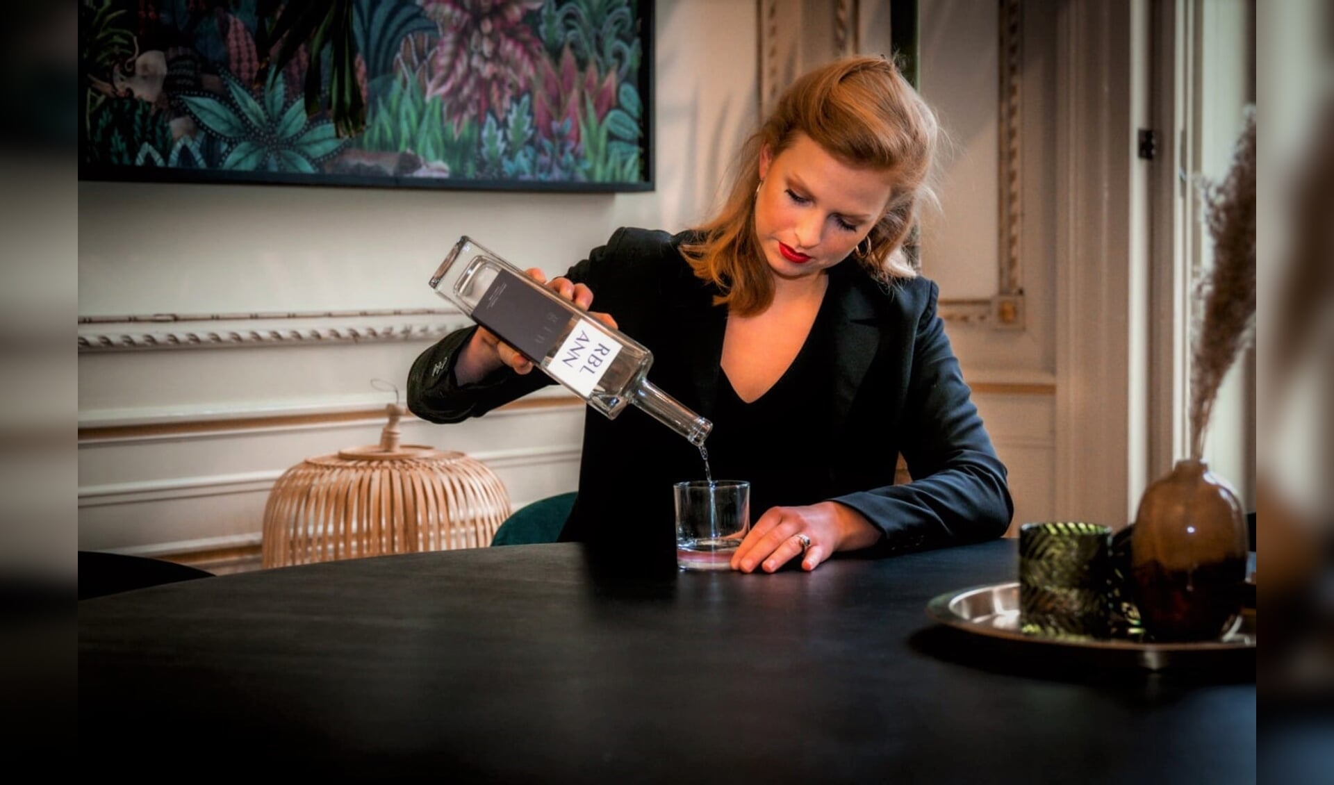 Annerie van den Ham geniet van haar eigen gin RBL ANN.