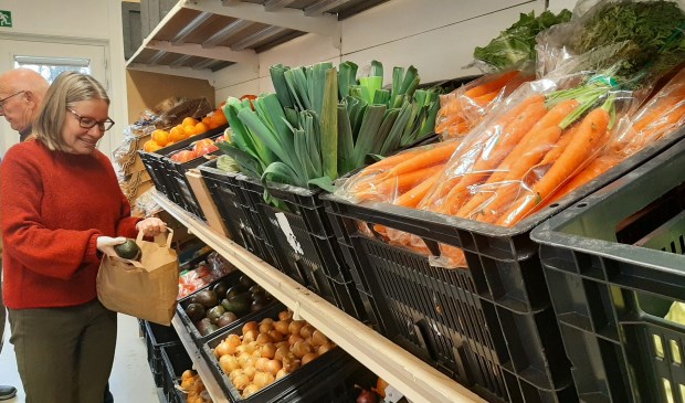 Verse producten in de schappen van de Voedselbank