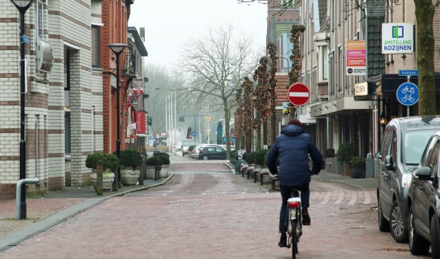 Het gedeelte van de Dorpsstraat waarvoor afsluiting wordt onderzocht. Het is nu eenrichtingverkeer.
