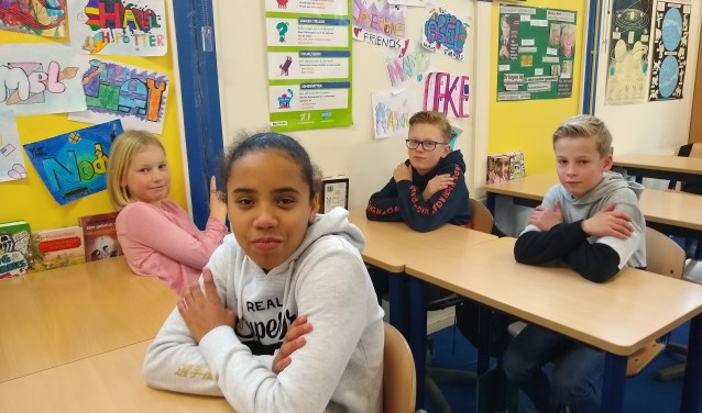 Noodlokalen van de tweede Van der Huchtschool aan de Libel. Een van de leerlingen wijst op de ducttape waarmee tochtgaten in de buitenmuur zijn afgeplakt.