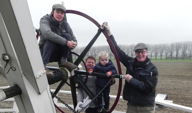 De molenaars van korenmolen 'Rijn & Weert' zijn v.l.n.r: Maarten Tiemens, Willeke Dijksterhuis, zoon Simon en Michel Strik.