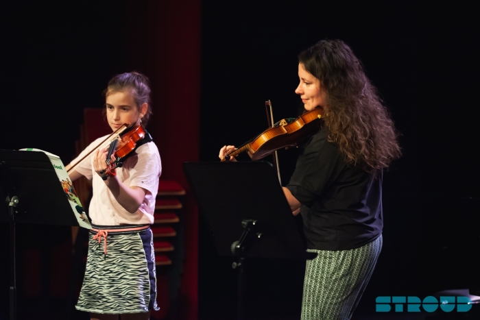 Op de foto Marieke Booy en haar leerling Leonore van Gemerden, in actie op het podium in Stroud tijdens JMPP 2019