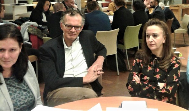 Zorg-pionier Gul Dolap (rechts) overlegt met politici en ambtenaren.
