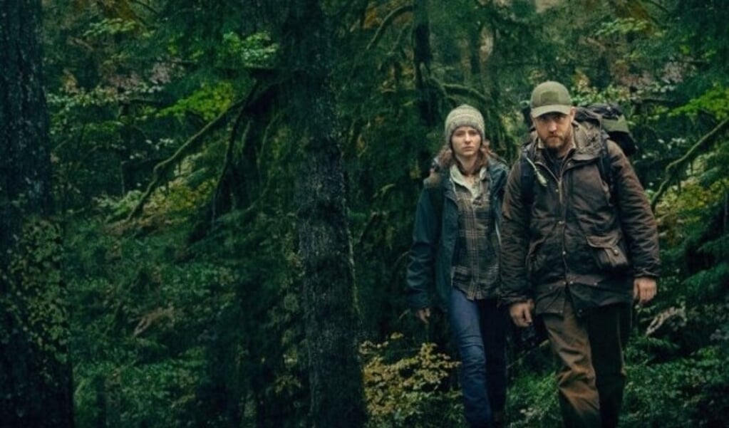 Will leeft een paradijselijk bestaan in Forest Park, een regenwoud in Portland, met zijn dertienjarige dochter Tom.