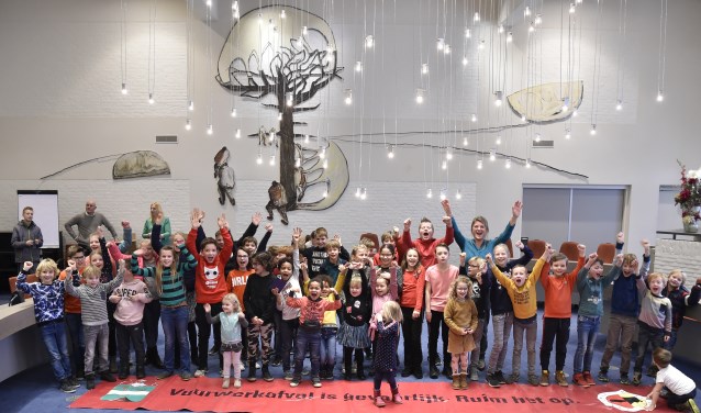 De kinderen die hielpen om vuurwerkafval van straat te halen, gingen na de prijsuitreiking samen op de foto.