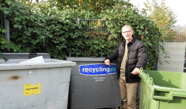 Kees Bus bij de papiercontainers bij DIOS achter, die altijd te bereiken zijn.