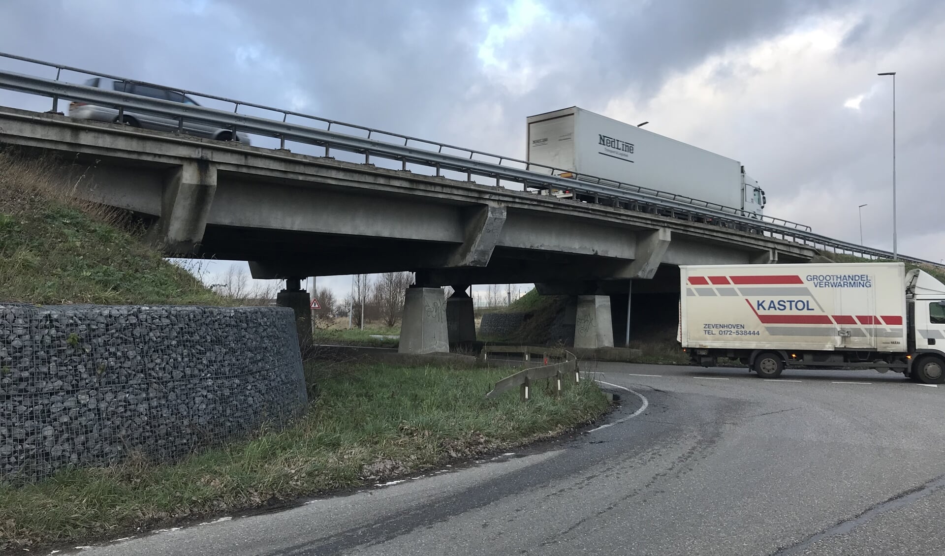 De verouderde brug van de A44 over de Lisserweg. 