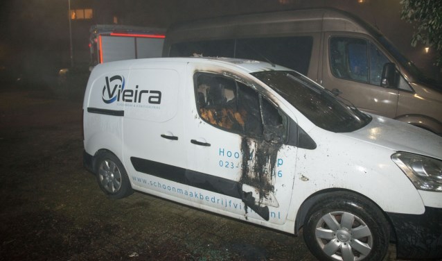 Een door vuurwerk beschadigde auto afgelopen jaarwisseling.