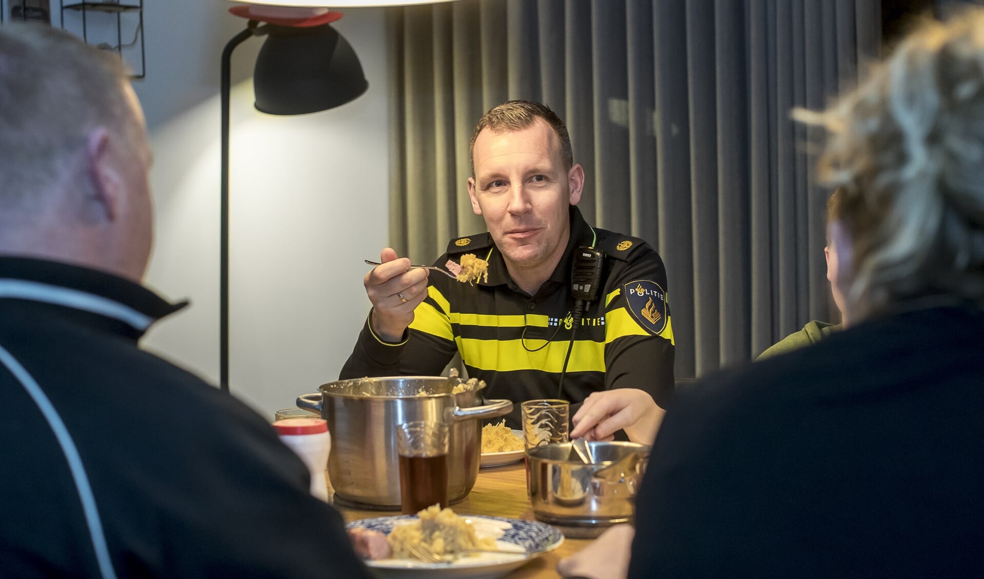 Wijkagent Bart Bosman mocht voor het avondeten aanschuiven bij de familie Theunissen aan de Berkhoflaan in Lunteren.