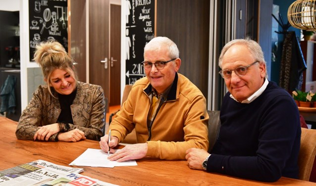 Vlnr dorpshuisbeheerder Mieke van de Bunt, Bertus Rakhorst en Bert de Graaf van de UVV.