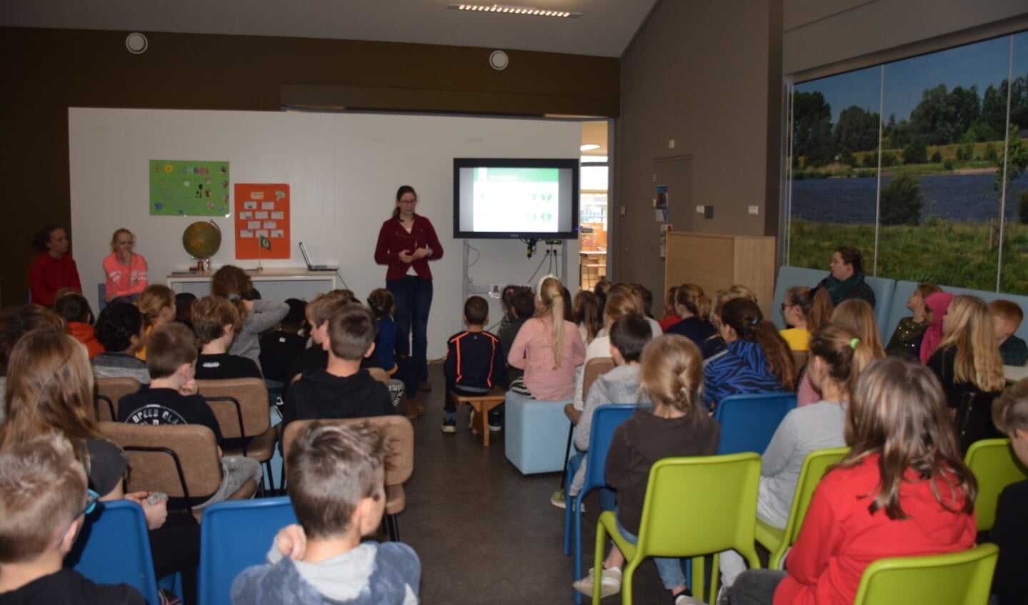 Sera Hoeks van Natuurcentrum Gorinchem geeft een presentatie aan de groepen 4 t/m 7