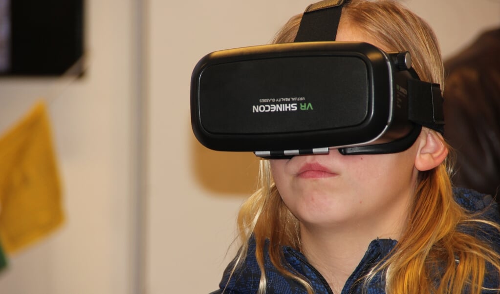 Bezoeker Open Dag Lyceum Oudehoven bekijkt de wereld via een VR-bril