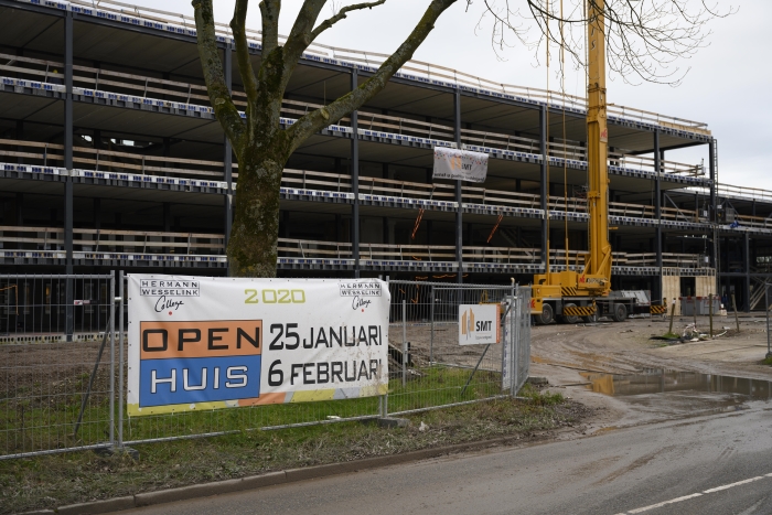 Het spandoek voor het open huis zegt precies wat je ziet.
