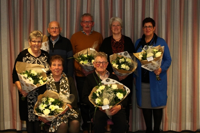 Op de foto de jubilarissen v.l.n.r. Meta van de Glind (25 jaar), Anne van Lagen (25 jaar), Wout Brink (40 jaar), Corrie van de Kuilen (40 jaar), Evelien Samplonius (25 jaar). Voorste rij Janny Ruiter (45 jaar) en Dik de Leeuw (45 jaar).