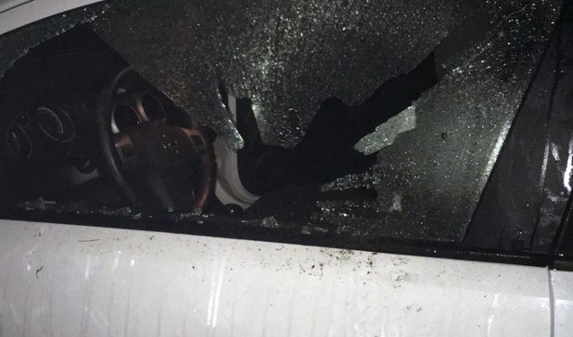 De vernielde auto in Ede, besmeurd met een onbekende vloeistof