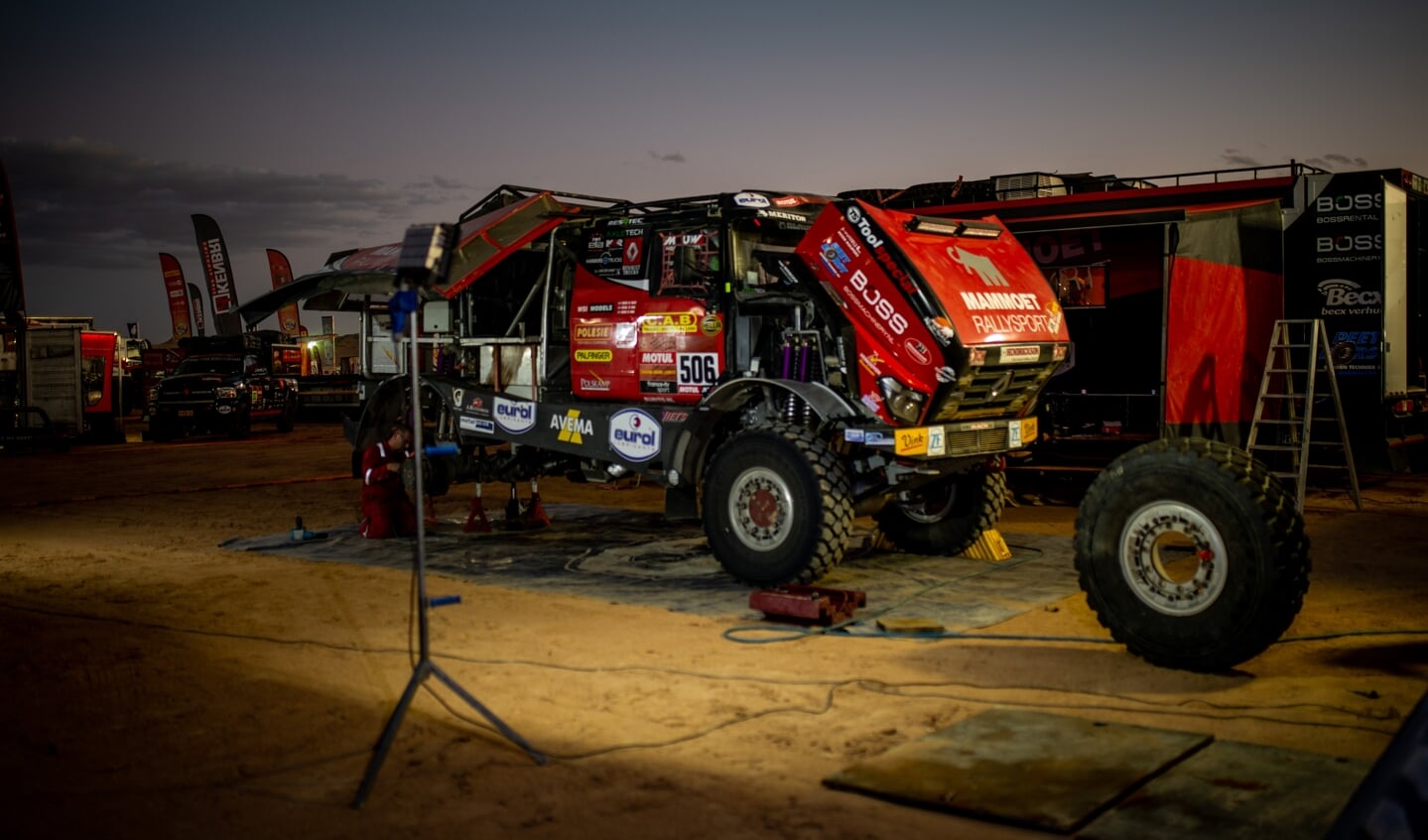 In het bivak wordt de Renault 
 Sherpa van Mammoet Rallysport geprepareerd voor de laatste week in de Dakar Rally.