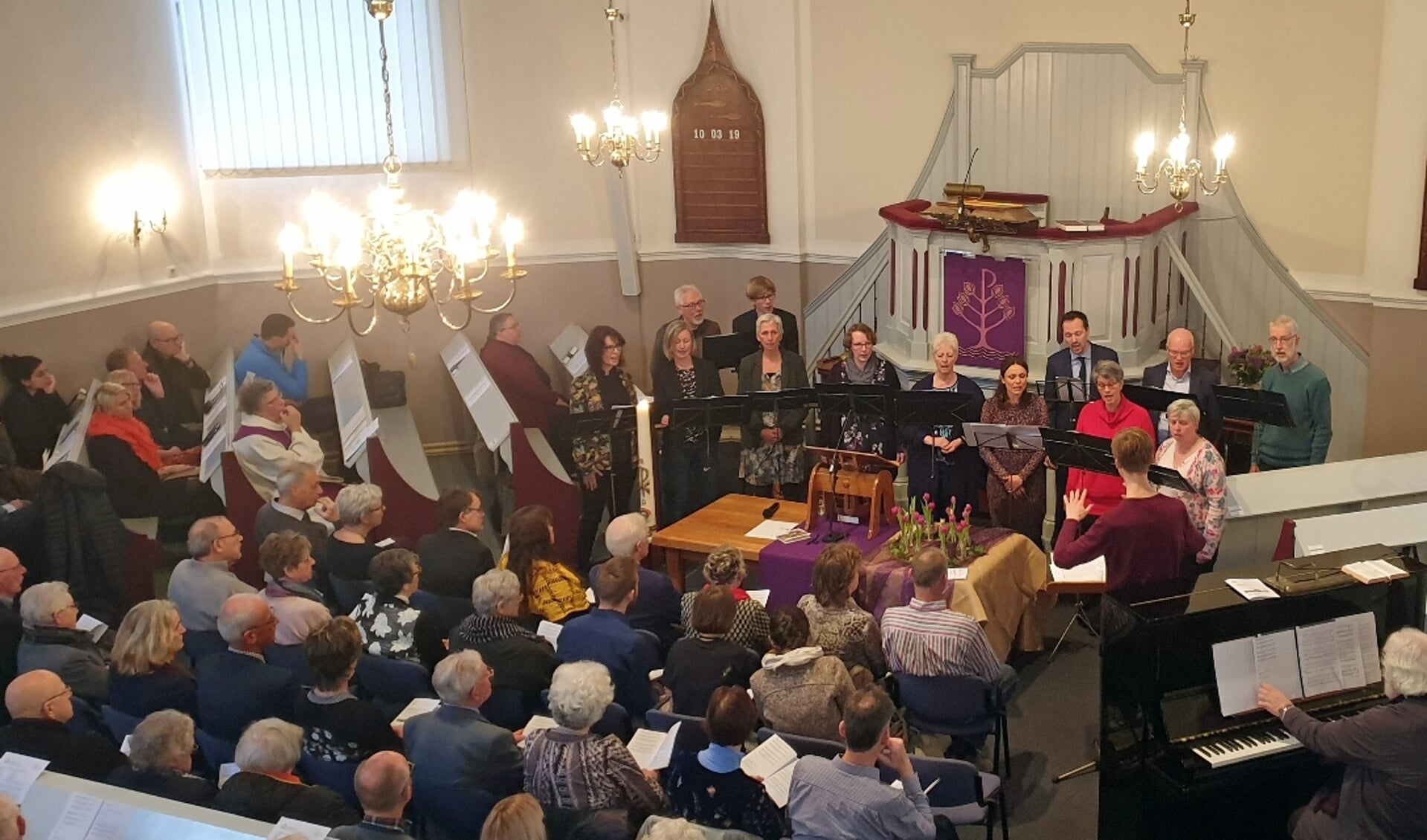 De eigen cantorij van de Koepelkerk zingt tijdens de Taizédienst van 26 januari.