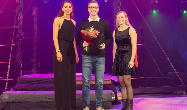 Broer Robert Schinkel (midden) kwam de prijs voor zijn zus Laura ophalen.
