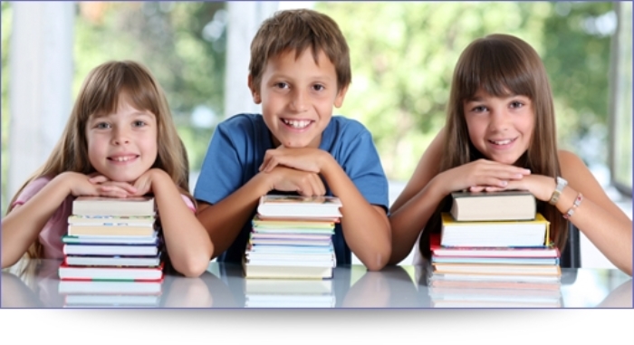 stapels boeken en kinderen