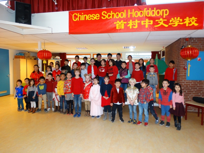 Leerlingen van de Chinese School Hoofddorp samen met directrice Ah Ling Yang