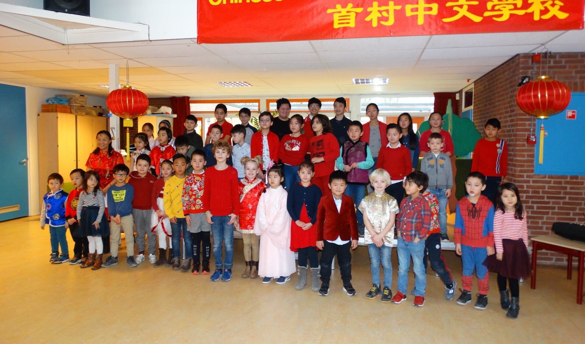 Leerlingen van de Chinese School Hoofddorp samen met directrice Ah Ling Yang